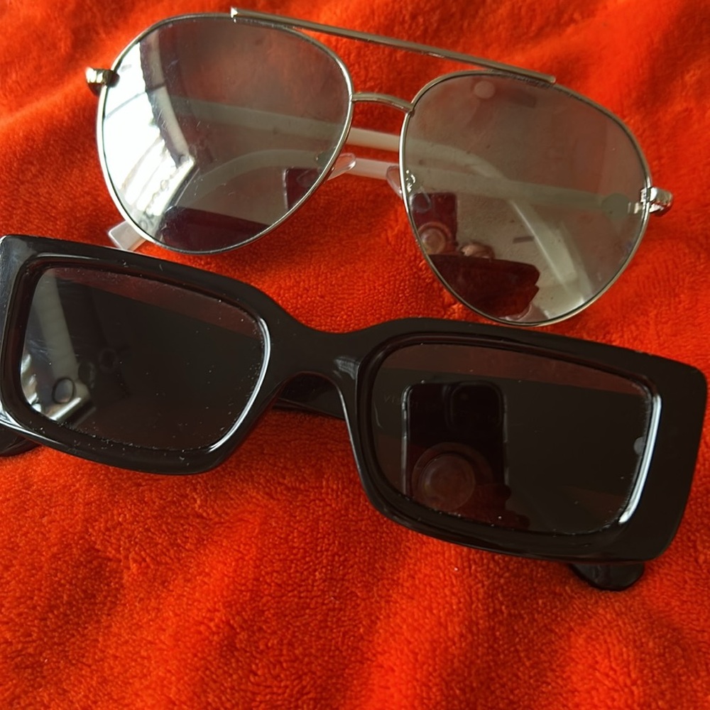 2 pair of glasses.